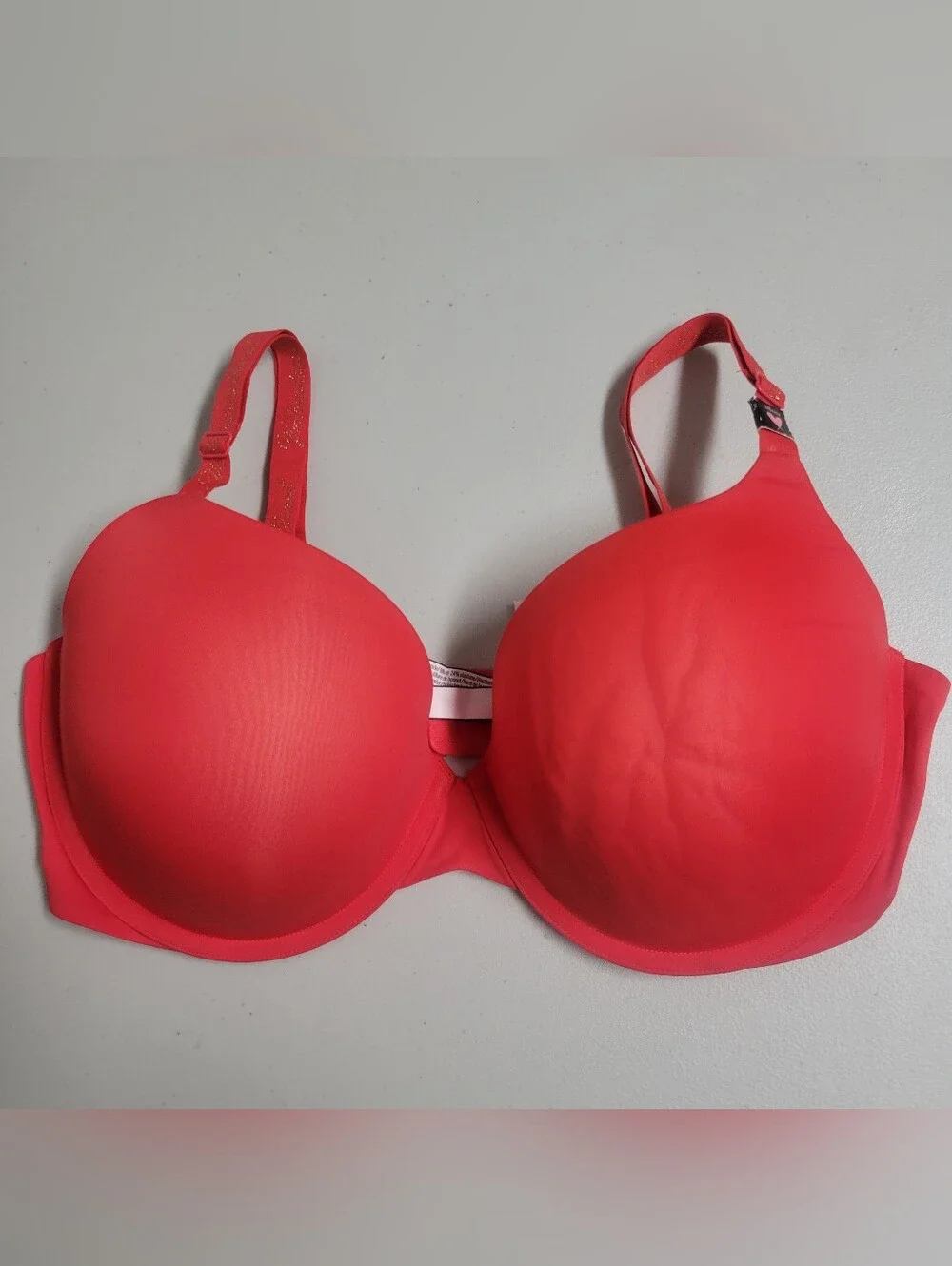 Victoria's Secret NWt T-Shirt Push-Up  Bra Red Size 38DD.